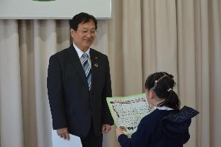 勤労感謝のメッセージを読む園児と田中市長のようす