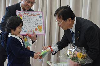 園児からのプレゼントを受け取る田中市長
