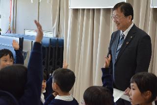 園児たちが手を挙げて質問をするようす