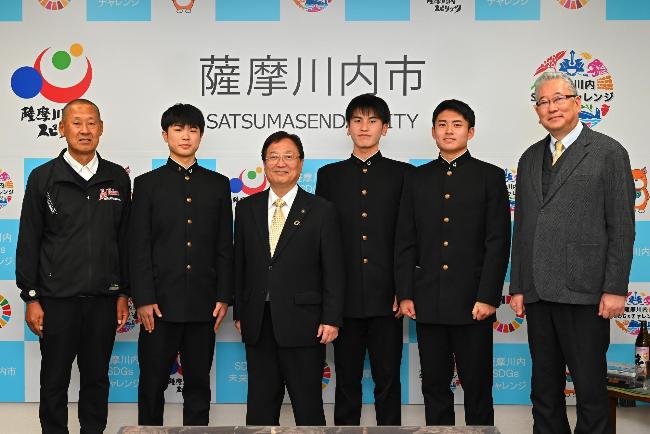 川内高校バスケットボール部の皆さんと田中市長の集合写真