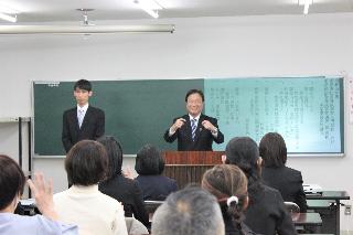 手話で挨拶をする田中市長のようす