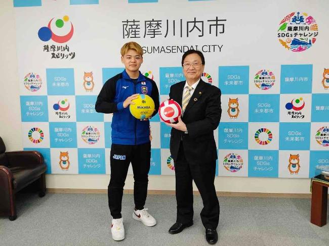 山本凜選手と田中市長のツーショット