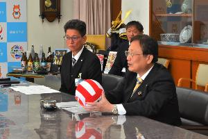 山本選手に話を聞く田中市長の様子