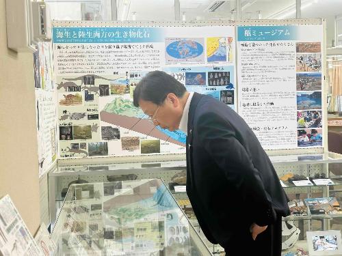 展示品を見る田中市長