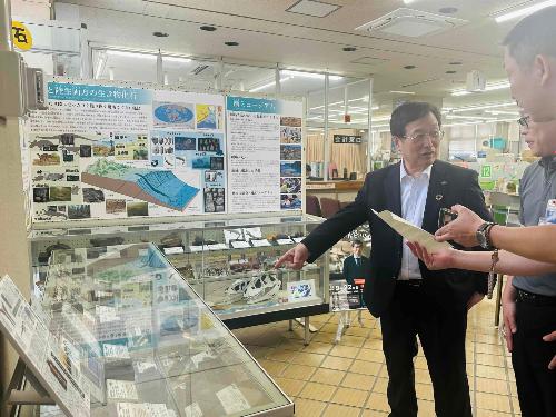 展示の説明を受ける田中市長