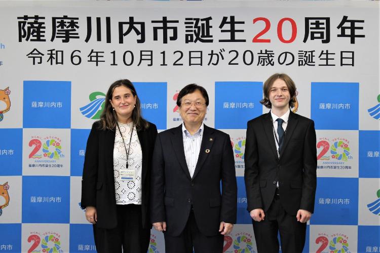 田中市長と新任ALT2人の集合写真