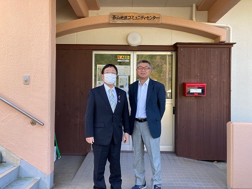 西山地区コミュニティセンターの入口の前で横並びに並んでいる市長と関係者の写真