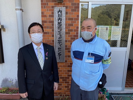 内河内地区コミュニティーセンターの表札の前で並んでいる市長と関係者の写真