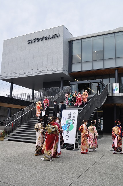 成人式会場の外にいる参加者たちの写真