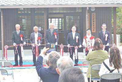 関係者とともにテープカットを行う田中市長の写真