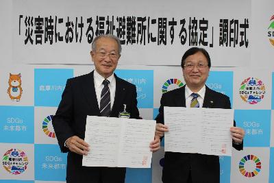 薩摩川内市社会福祉協議会上屋会長と協定書を手に並んで写真に写る田中市長の写真
