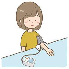Tシャツ姿の女性が左腕を机にのせ測定器を使って血圧を測っているイラスト