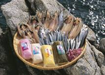 魚の干物やかまぼこなどの加工物がかごの上に乗っている写真