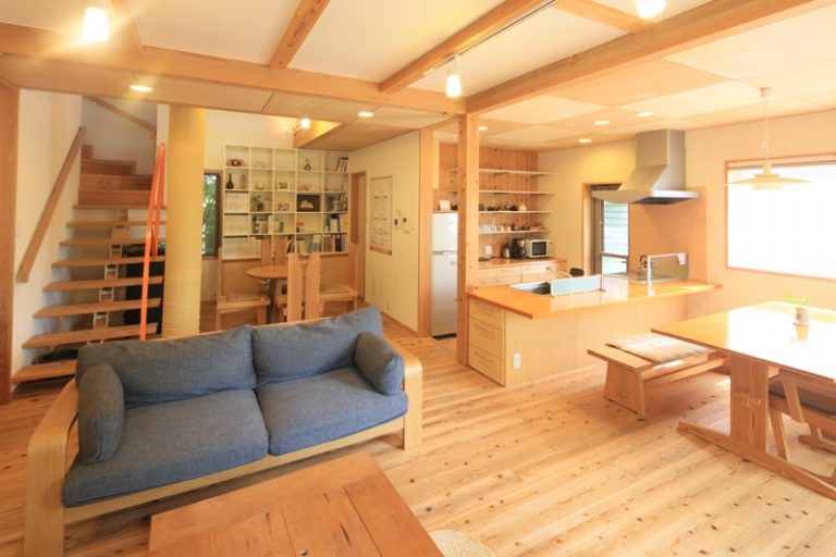 床・天井・テーブルなどがすべて木でできた家の写真