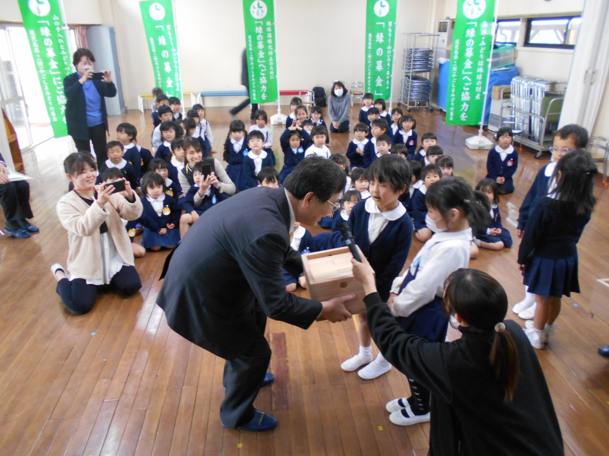 木育製品を贈呈している状況写真