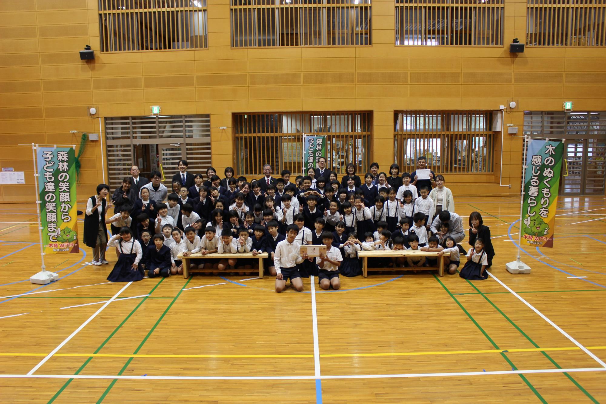 木製品贈呈式_入来小学校