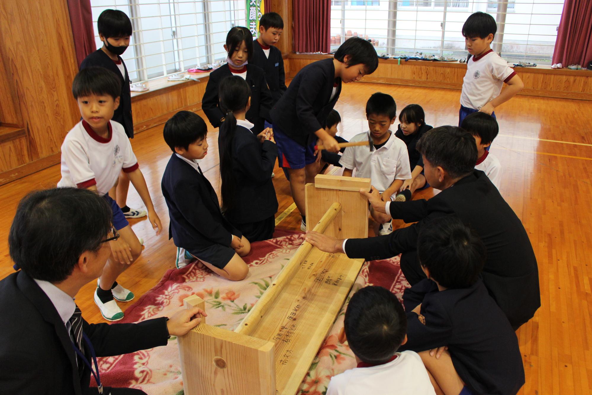 木製品贈呈式_永利小学校2