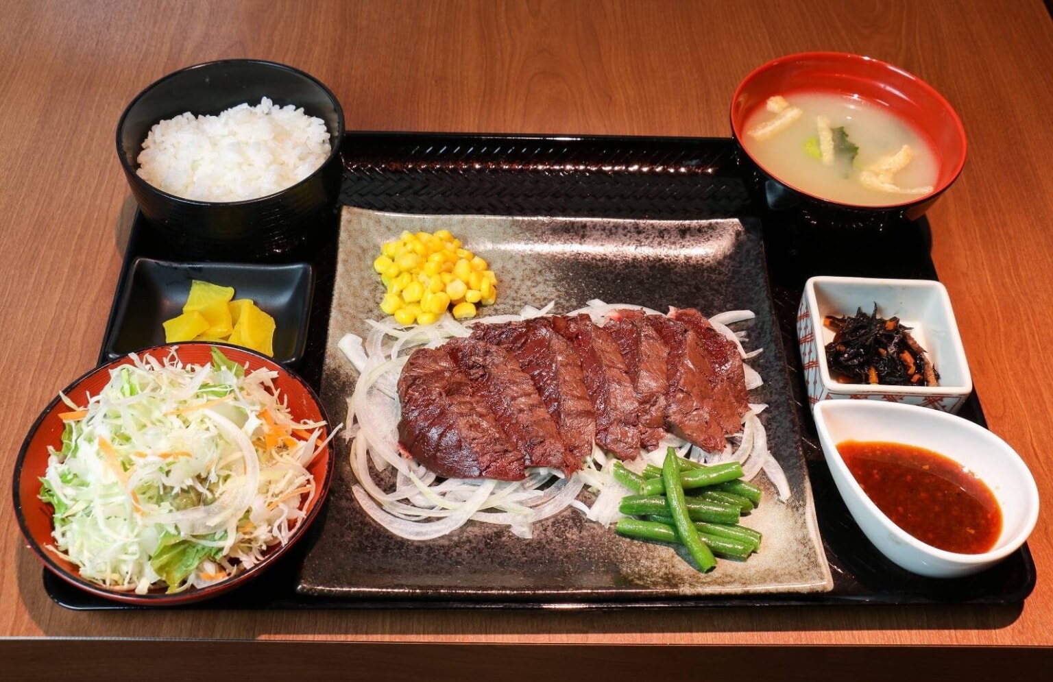 マグロのレアステーキ定食の写真