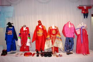 韓国の民族衣装が男女別に飾られている写真