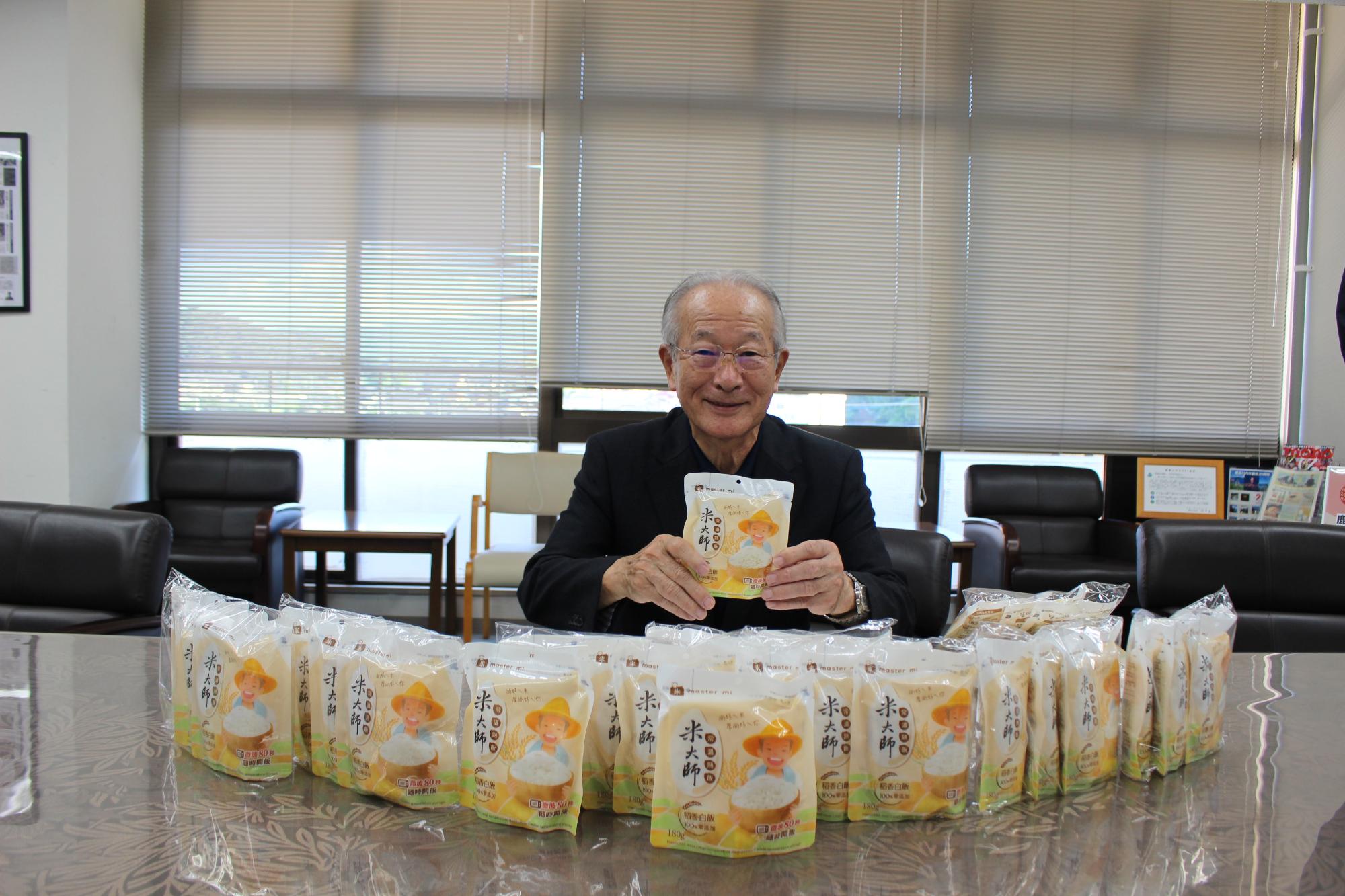 寄贈品を受け取った上屋会長の様子