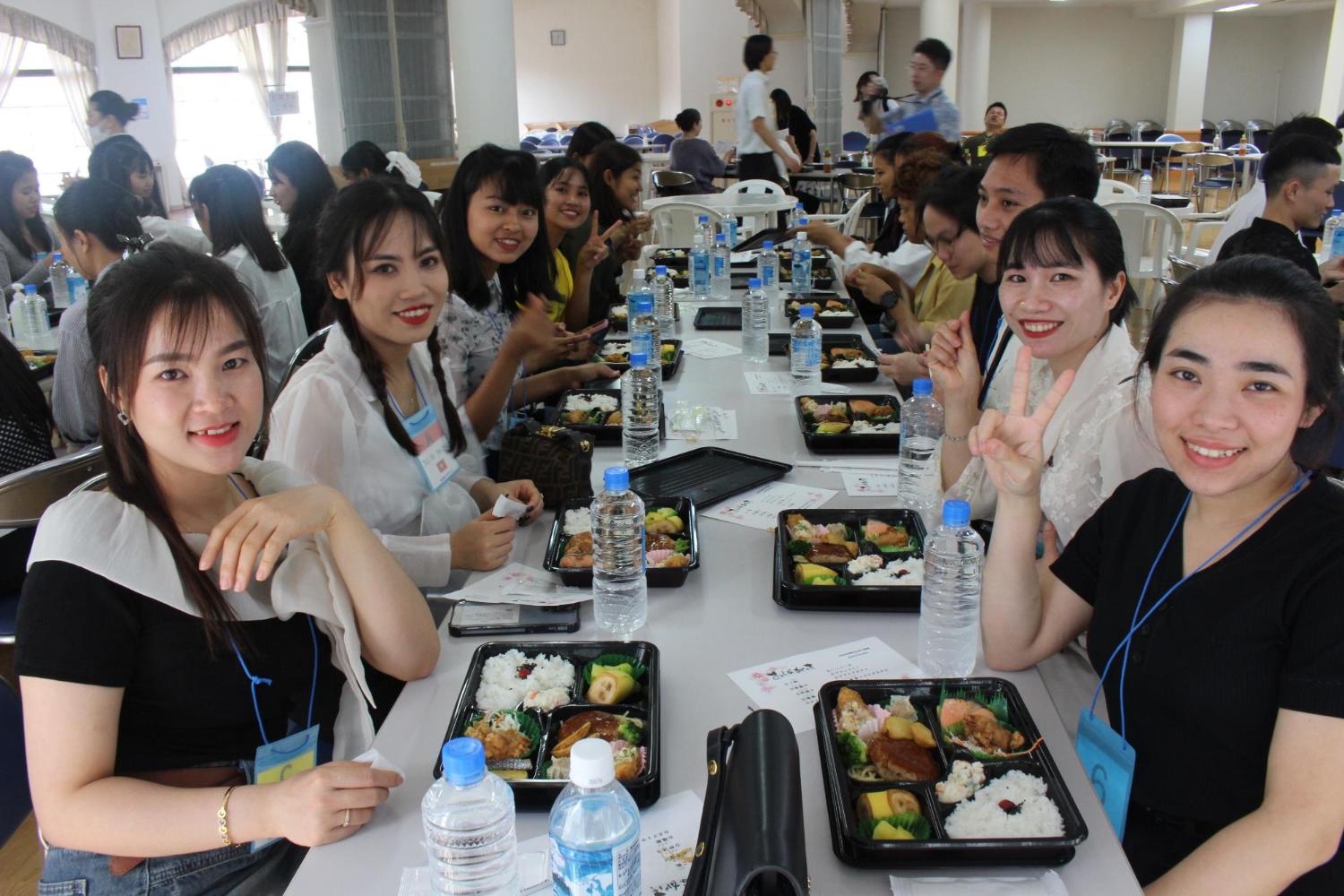 みんなで楽しくお昼ご飯