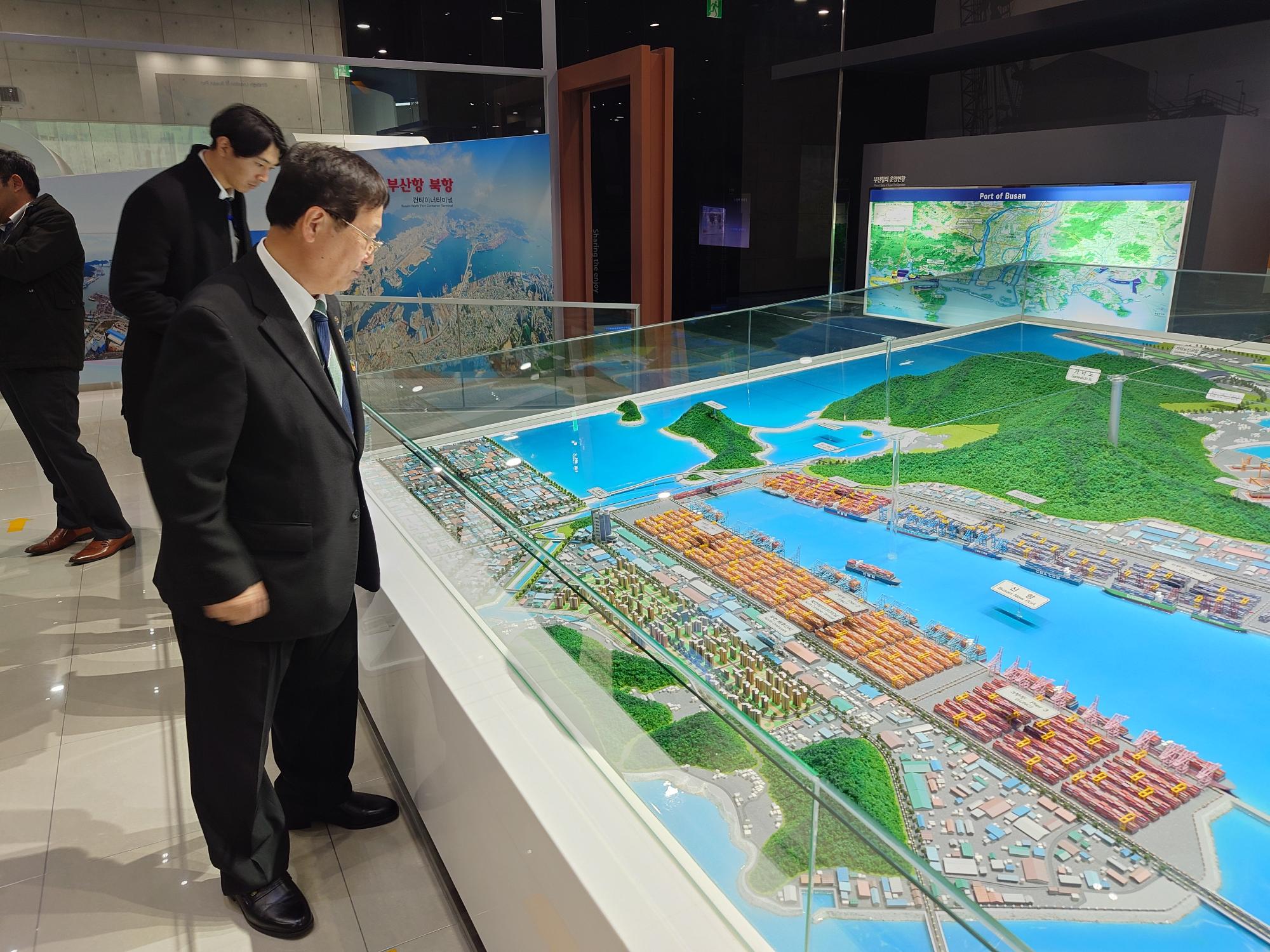 釜山新港視察2