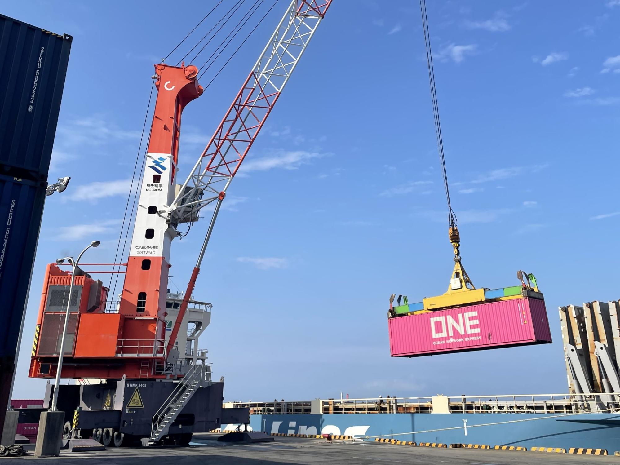 台湾向け木材輸出(荷役の様子)