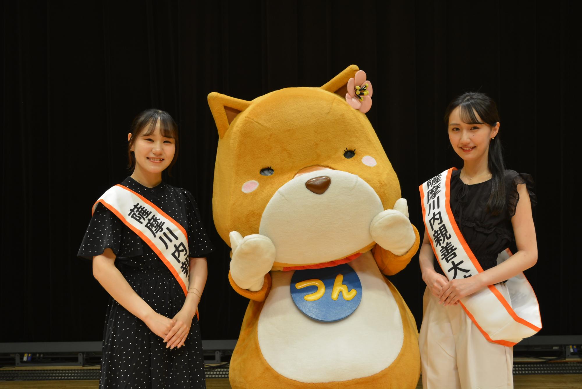 第11代薩摩川内親善大使（左が福重 日彩、右が割子田 奈々さん）