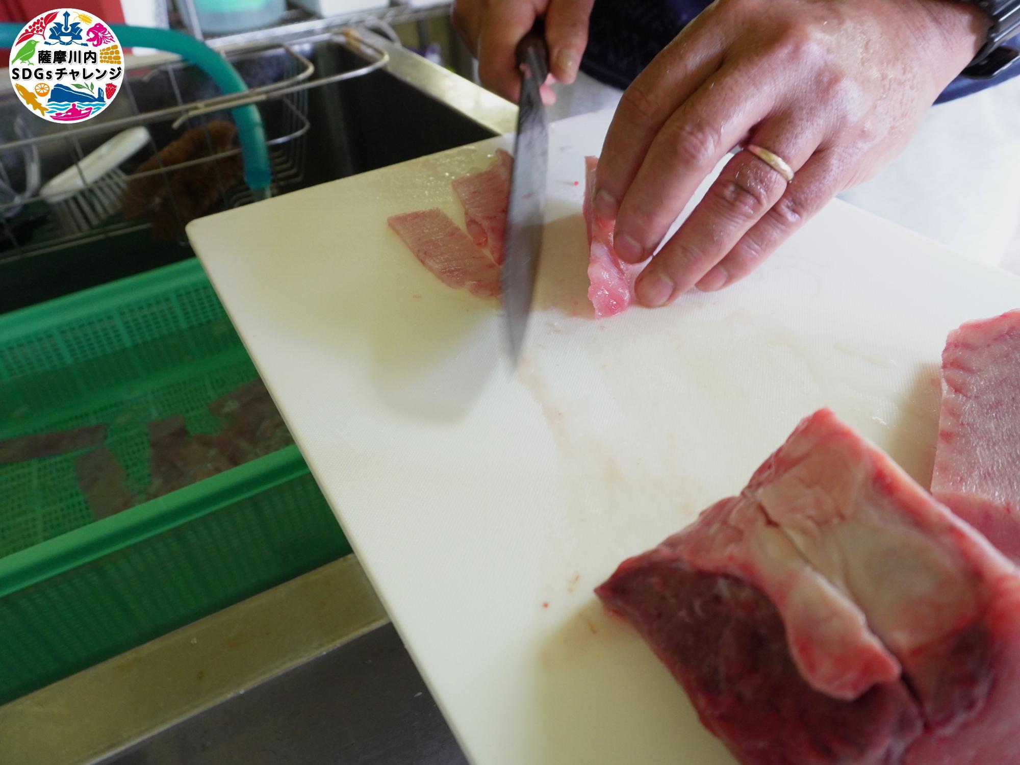 魚をさばく様子