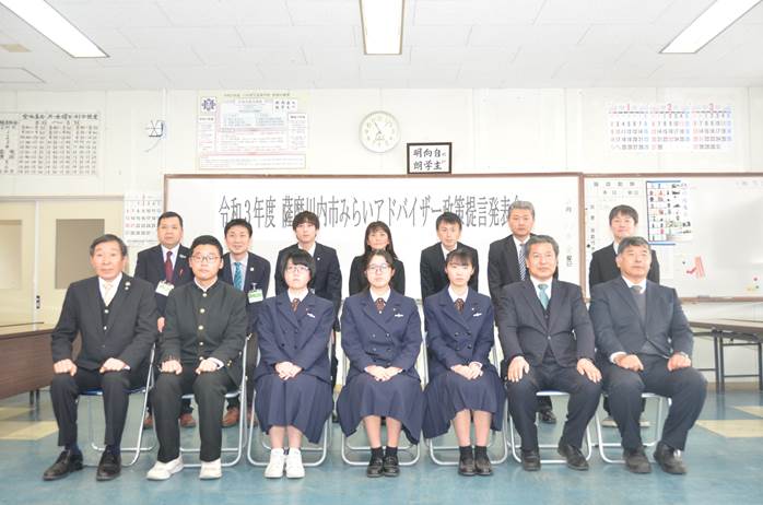 川内商工の制服を着た学生と教師の集合写真