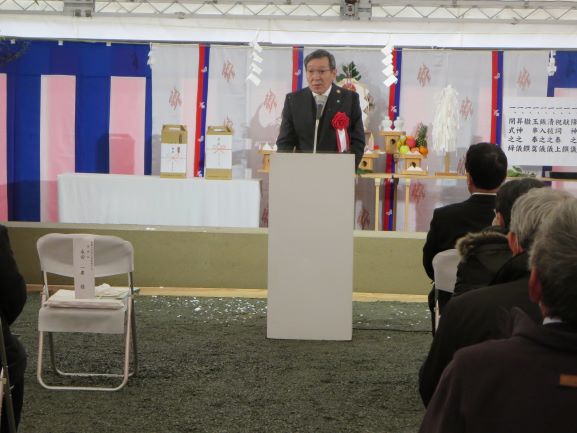 高城産業用地整備工事安全祈願祭で挨拶する永田副市長