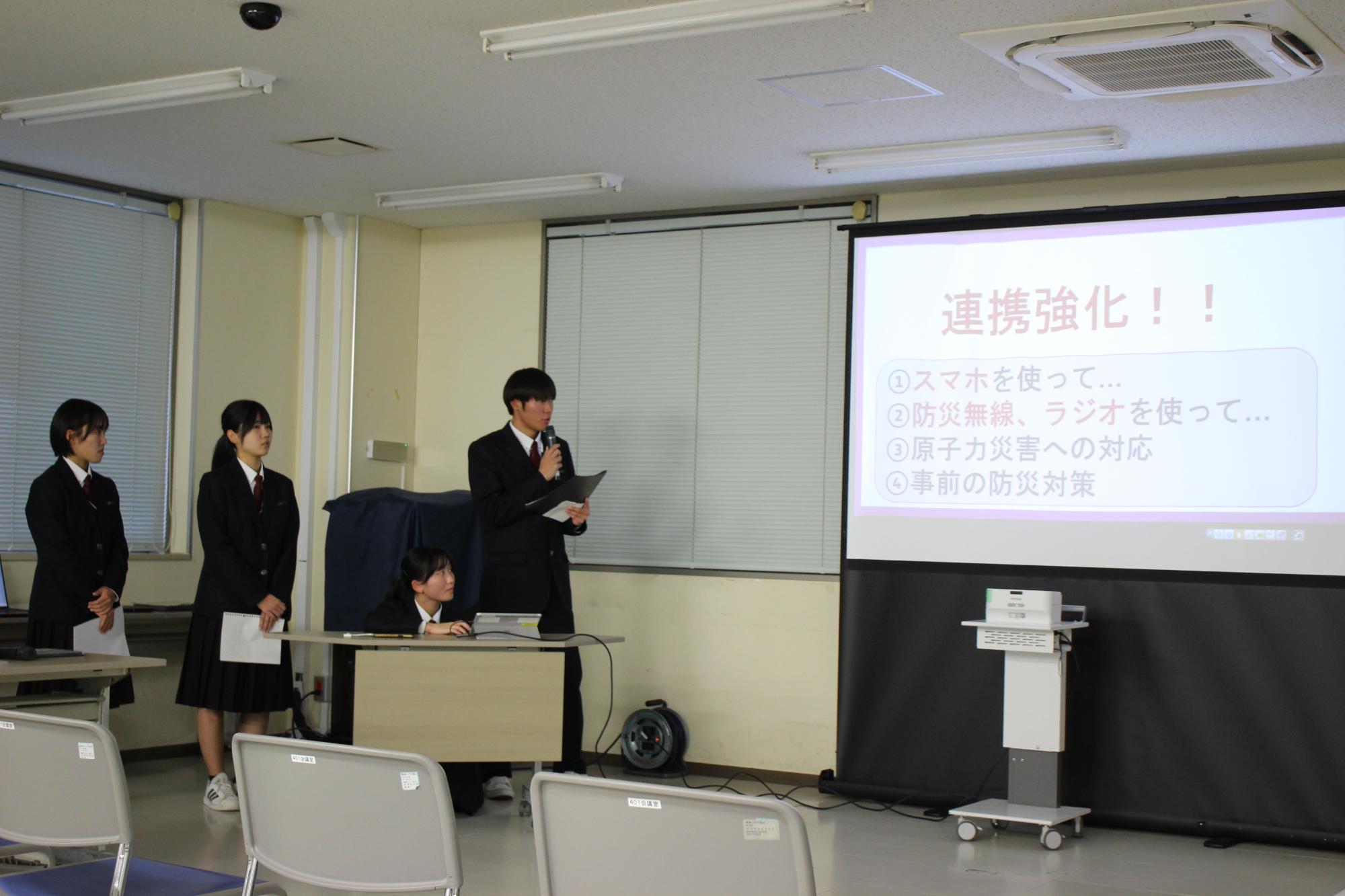 令和7年度みらいアドバイザー活動発表会（川内高等学校2年生薩摩川内市の情報革命グループ）発表の様子