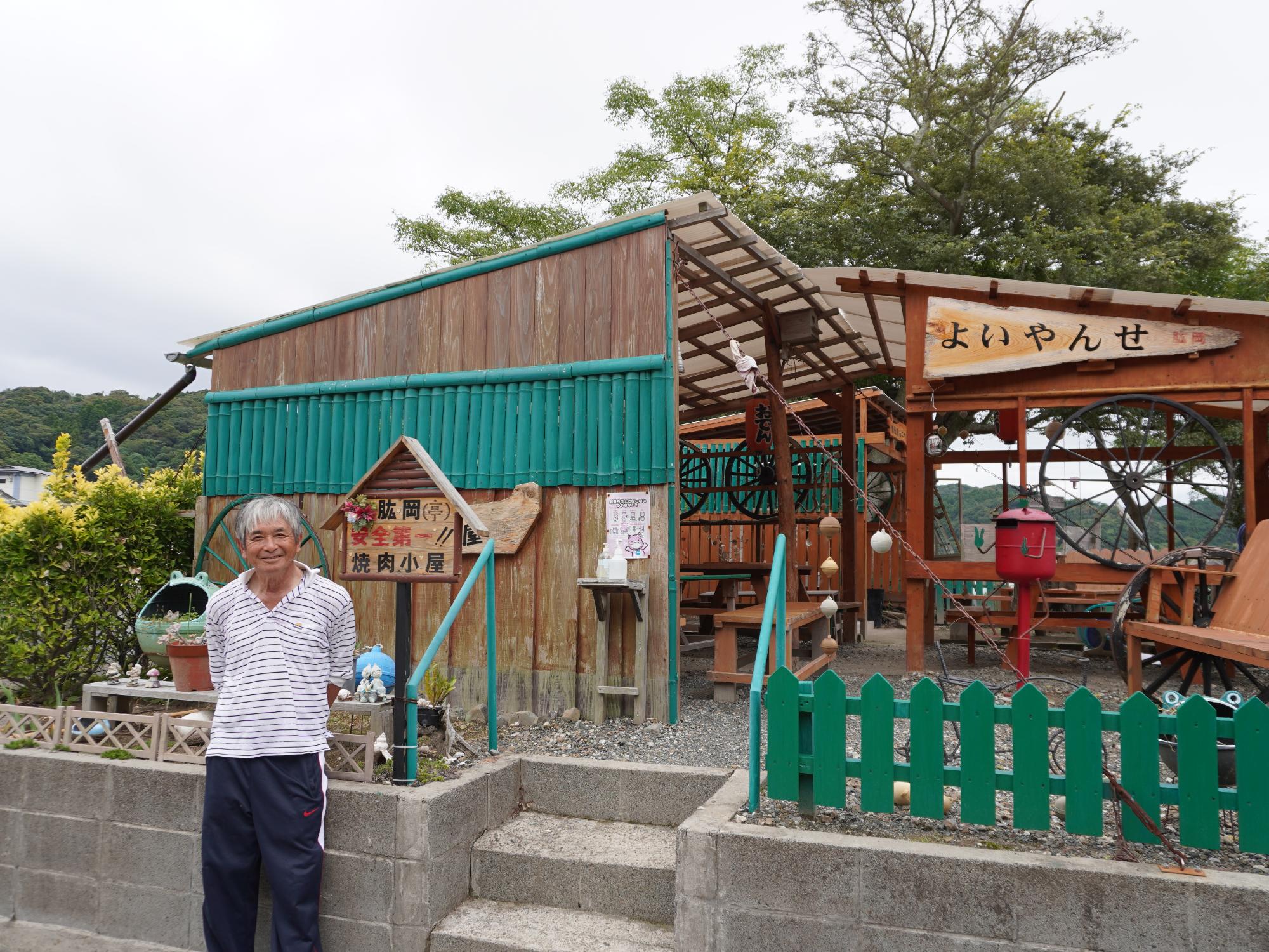 肱岡さんと手作りの作品たち。焼肉小屋にシャワールームも完備！