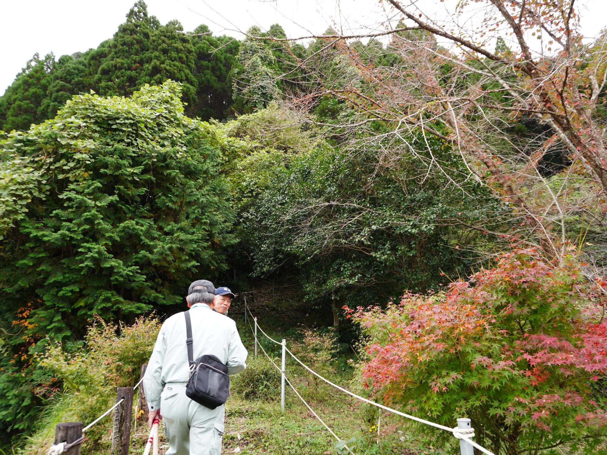 丸山を登る上床さんと久米さん