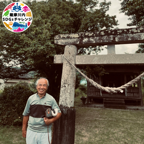 神社の前で笑顔の中川さん