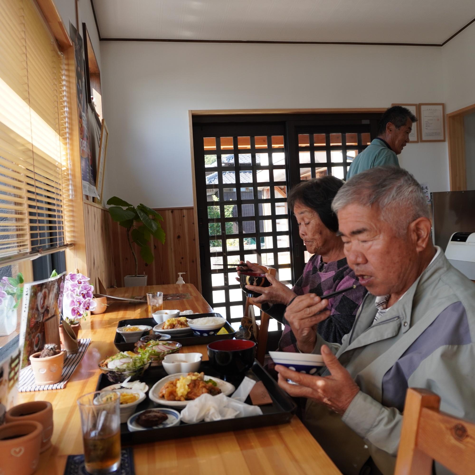 ランチを食べるお客さん