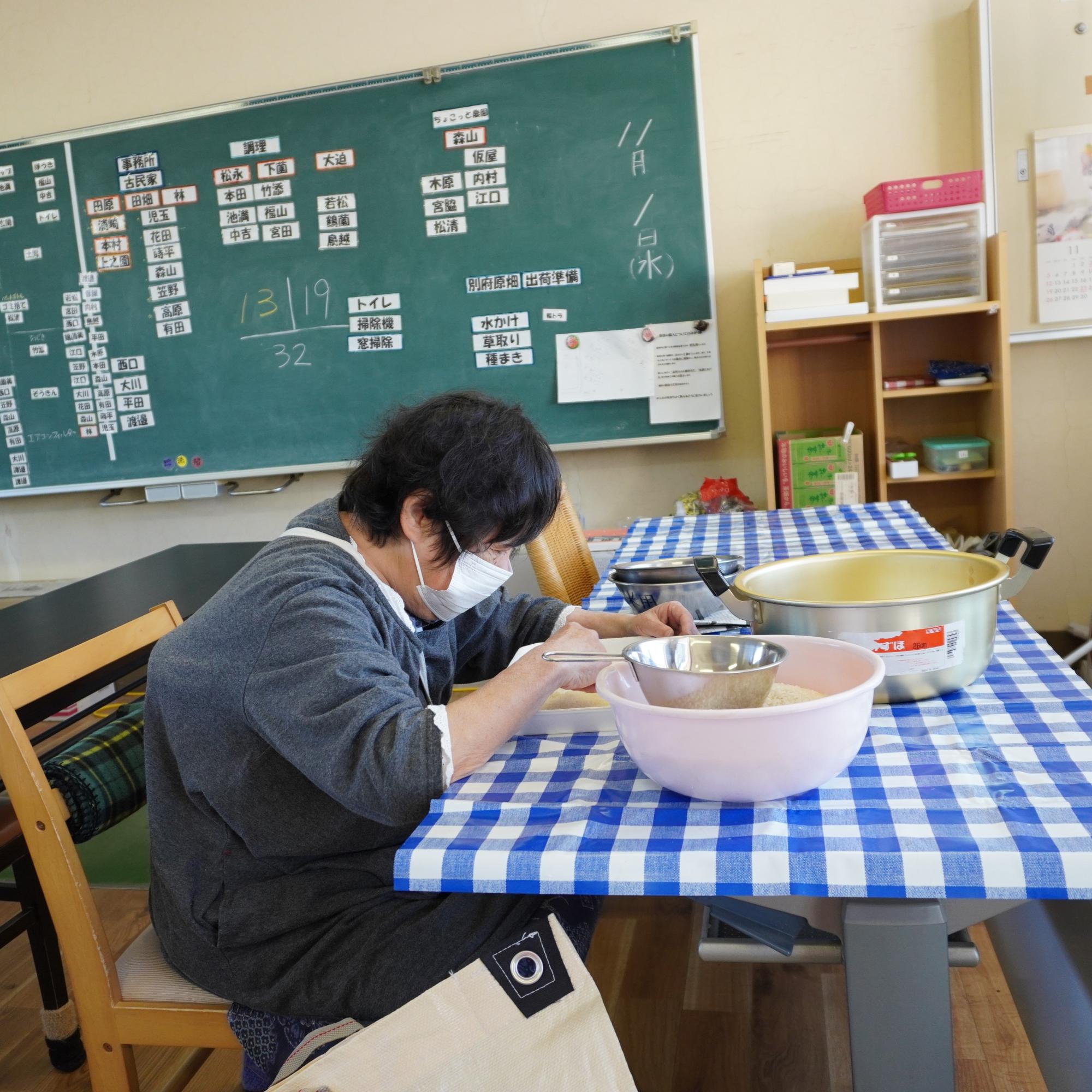 カフェで販売するコロッケをつくる利用者の方