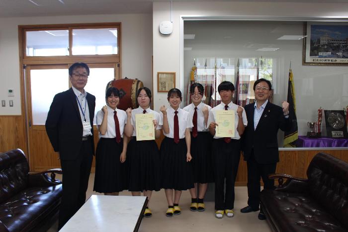 令和6年度みらいアドバイザー委嘱状交付式集合写真（川内高等学校2年生）