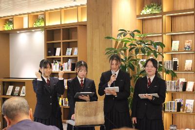 令和6年度みらいアドバイザー活動発表会（川内高等学校2年生健康トクトク大作戦！グループ）発表の様子