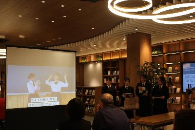 令和6年度みらいアドバイザー活動発表会（川内高等学校2年生健康トクトク大作戦！グループ）完成動画を再生している様子