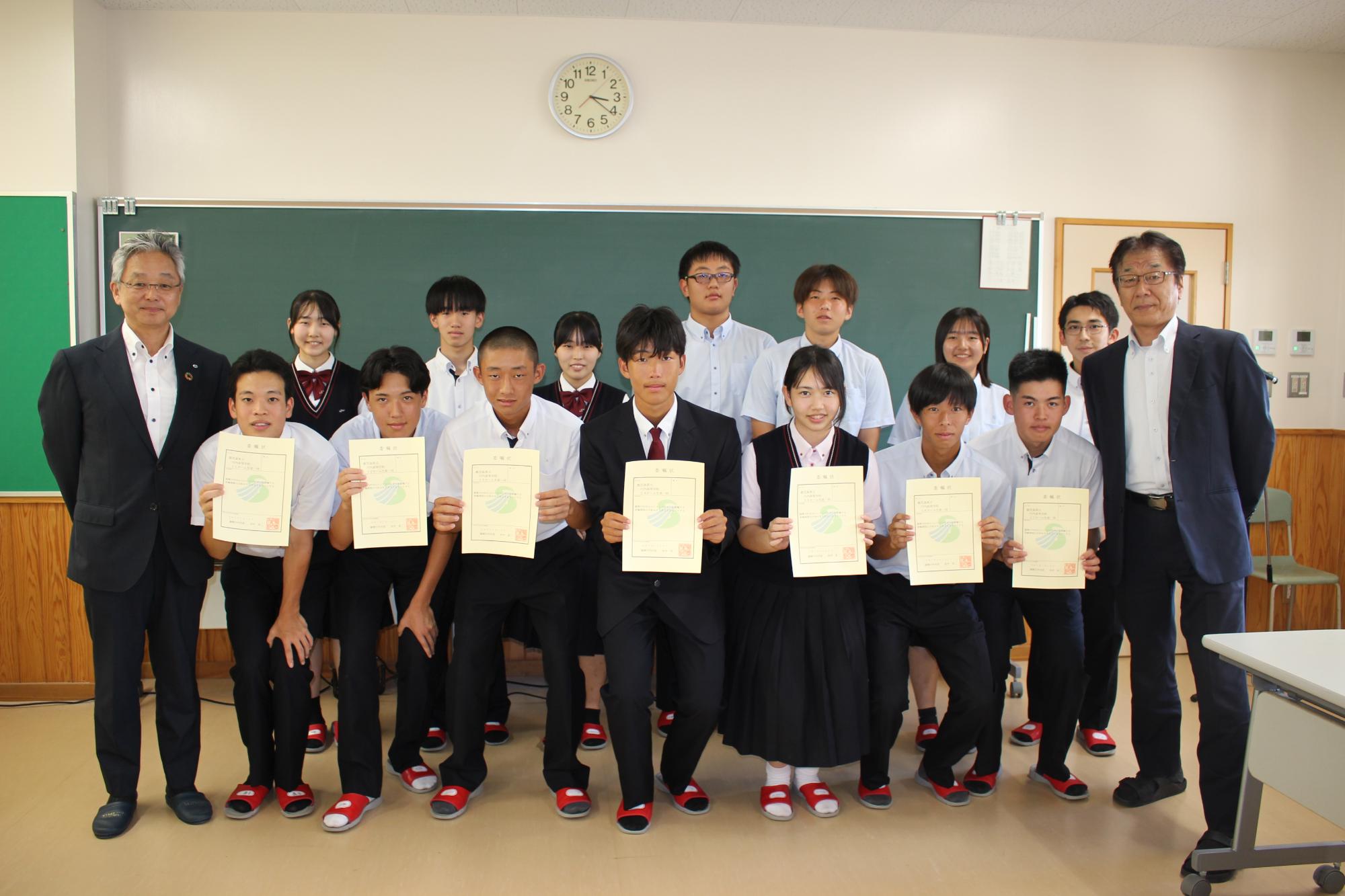 令和7年度みらいアドバイザー委嘱状交付式集合写真（川内高等学校1年生）