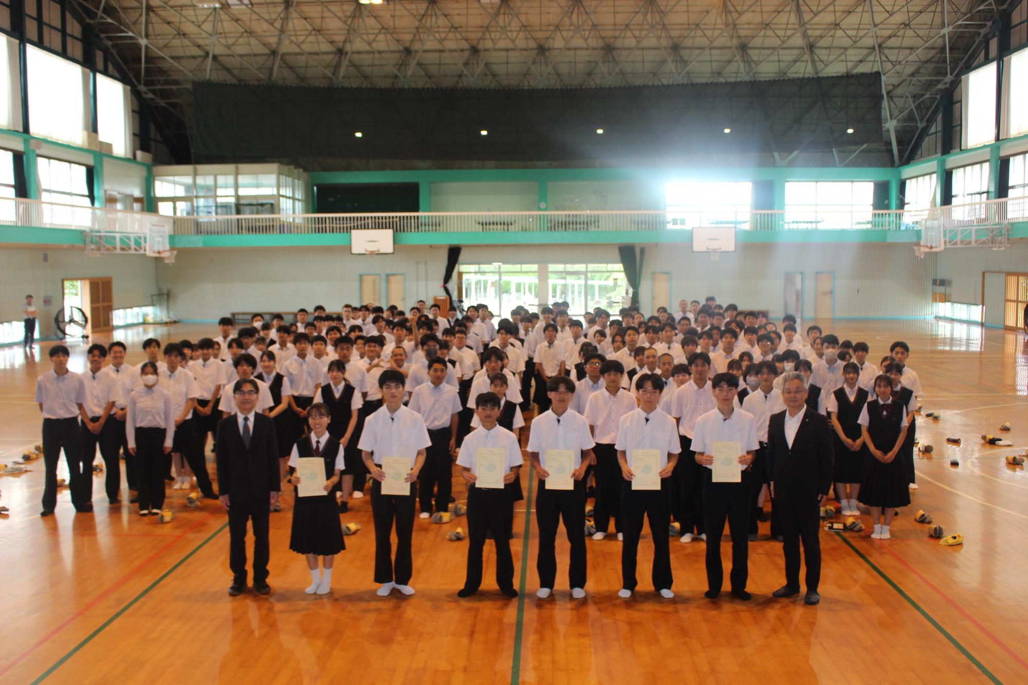 令和8年度みらいアドバイザー委嘱状交付式集合写真（川内高等学校1年生）