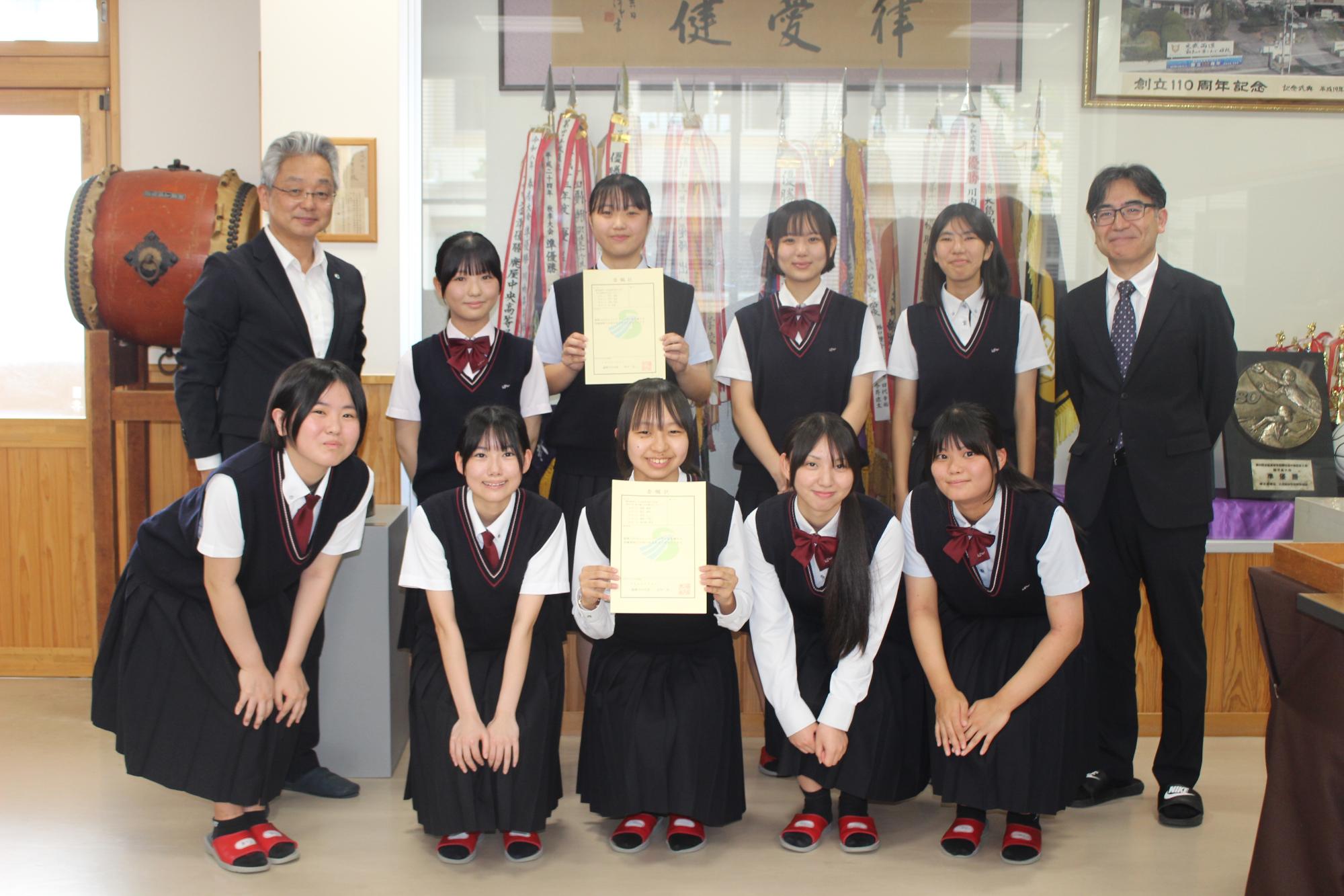 令和8年度みらいアドバイザー委嘱状交付式集合写真（川内高等学校2年生9名）
