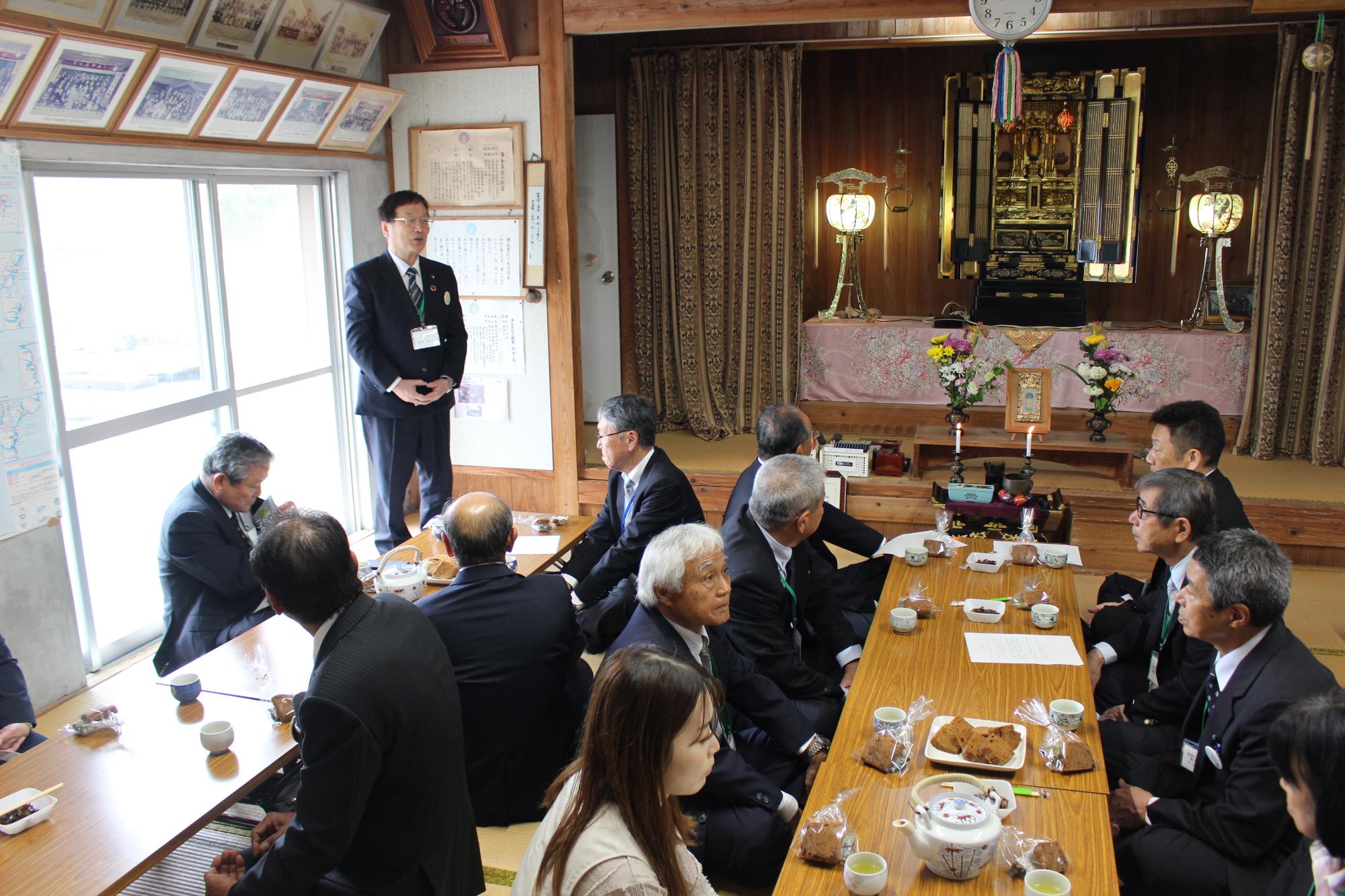 野木平地域での交流の様子（田中市長あいさつ）