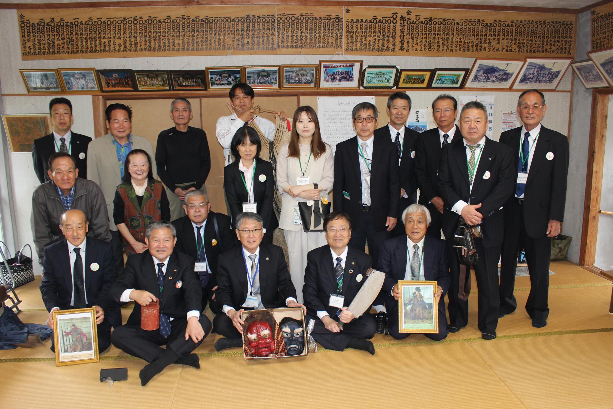野木平地域で、トシドンの仮面と共に集合写真