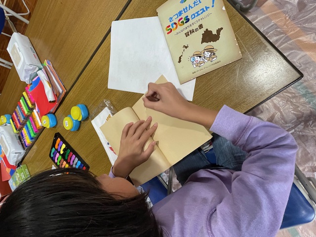 学んだことをメモする子ども