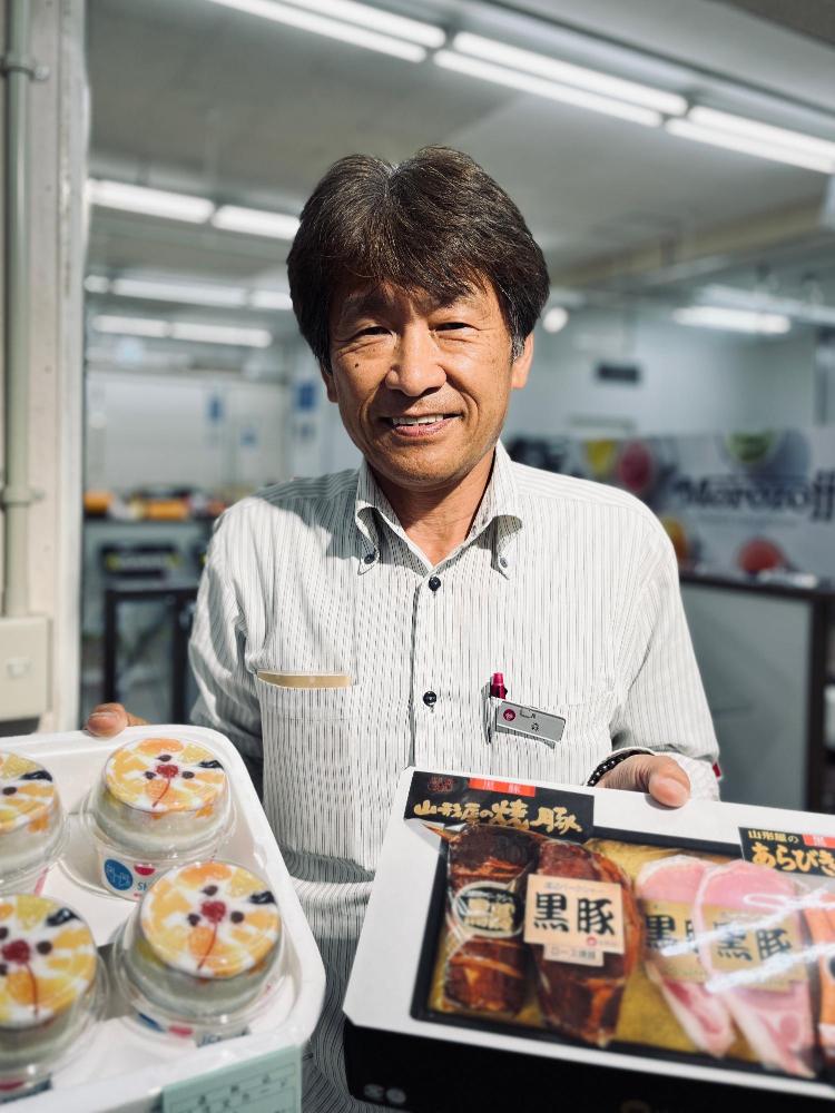 商品を手にする森さん