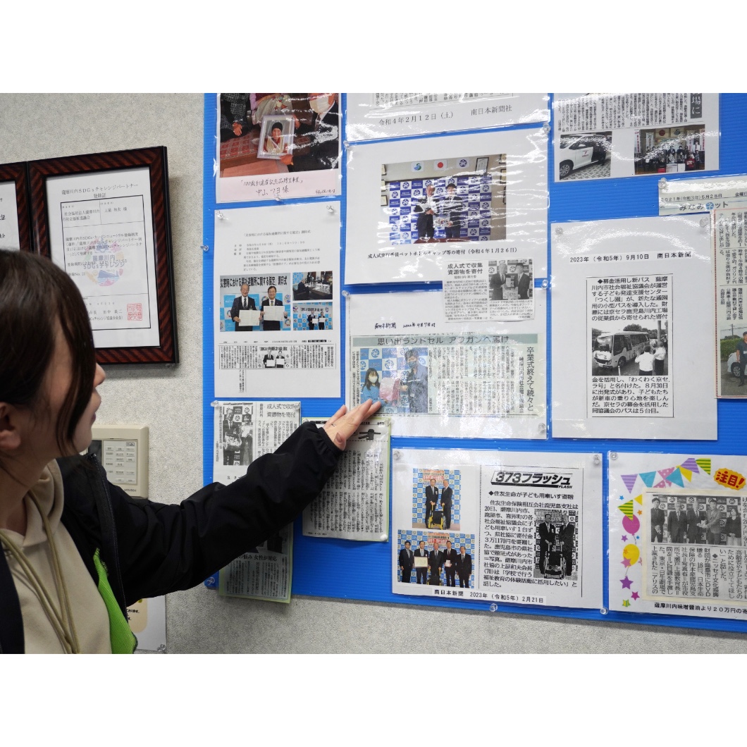 カバンの寄贈について語る東郷さん