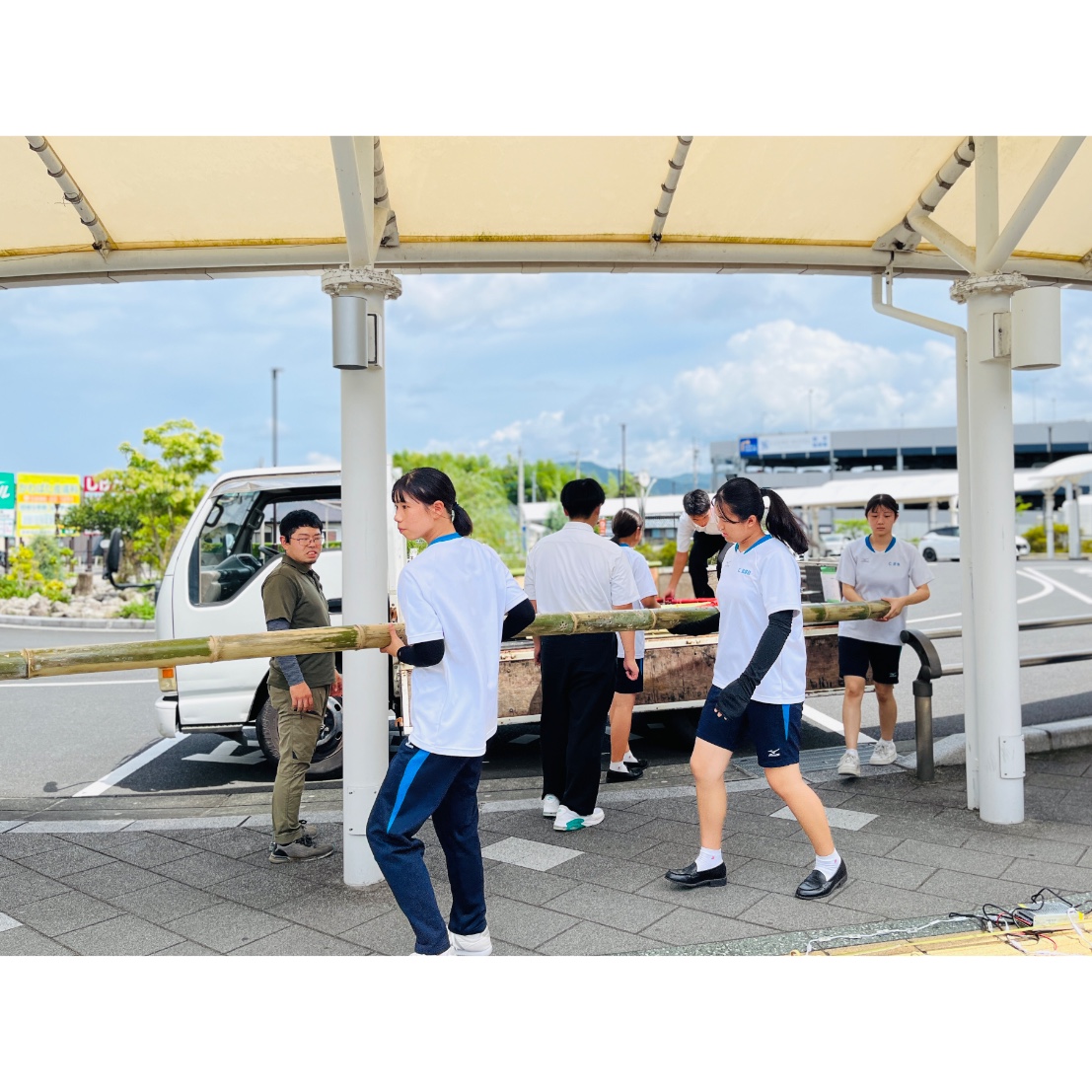竹を運ぶ川内商工高等学校の生徒