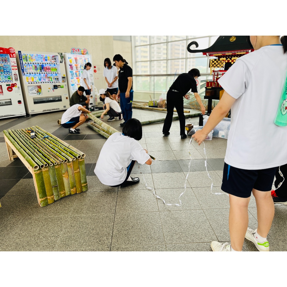 竹のオブジェを設営する川内商工高等学校の生徒